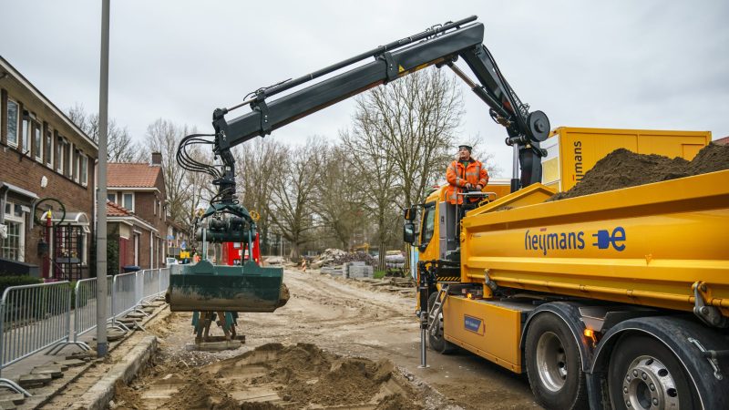 Elektrische vrachtwagen met kraan van Heijmans