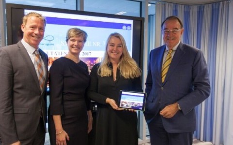 Minister Schultz van Haegen neemt Resultatenboek Topsector Logistiek in ontvangst