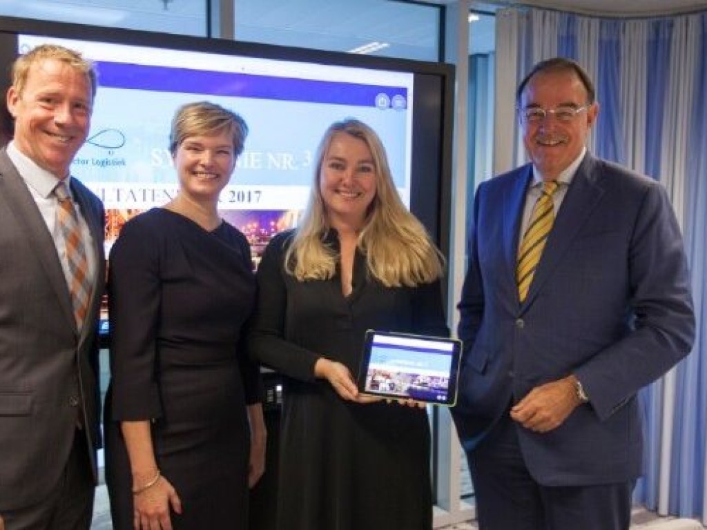 Minister Schultz van Haegen neemt Resultatenboek Topsector Logistiek in ontvangst