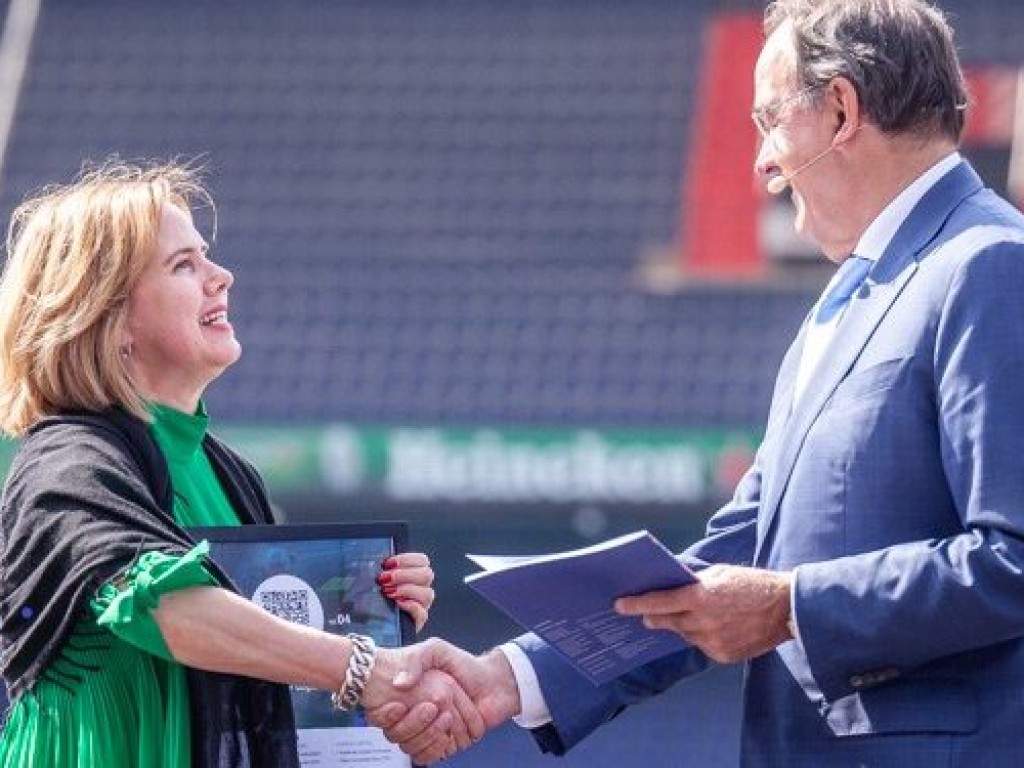 Minister neemt Resultatenboek Topsector Logistiek in ontvangst