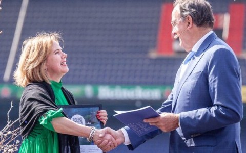 Minister neemt Resultatenboek Topsector Logistiek in ontvangst