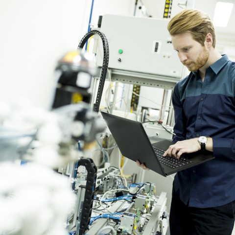 Mens en Robot in het Magazijn