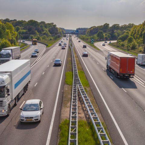 Universality and resilience in logistics networks: a mean-field approach