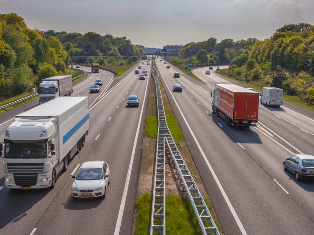 Universality and resilience in logistics networks: a mean-field approach